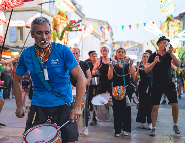 Groupe de batucada en déambulation dans un festival